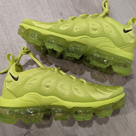 nike neon vapormax
